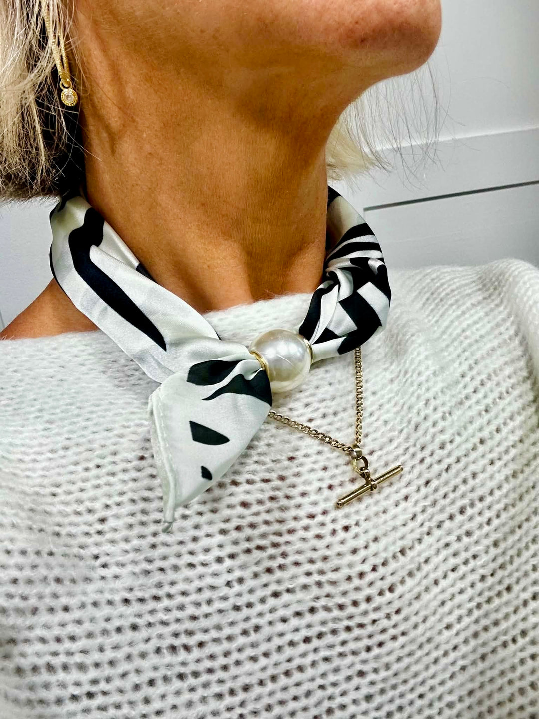 Zebra Print Magnetic Scarf WHITE