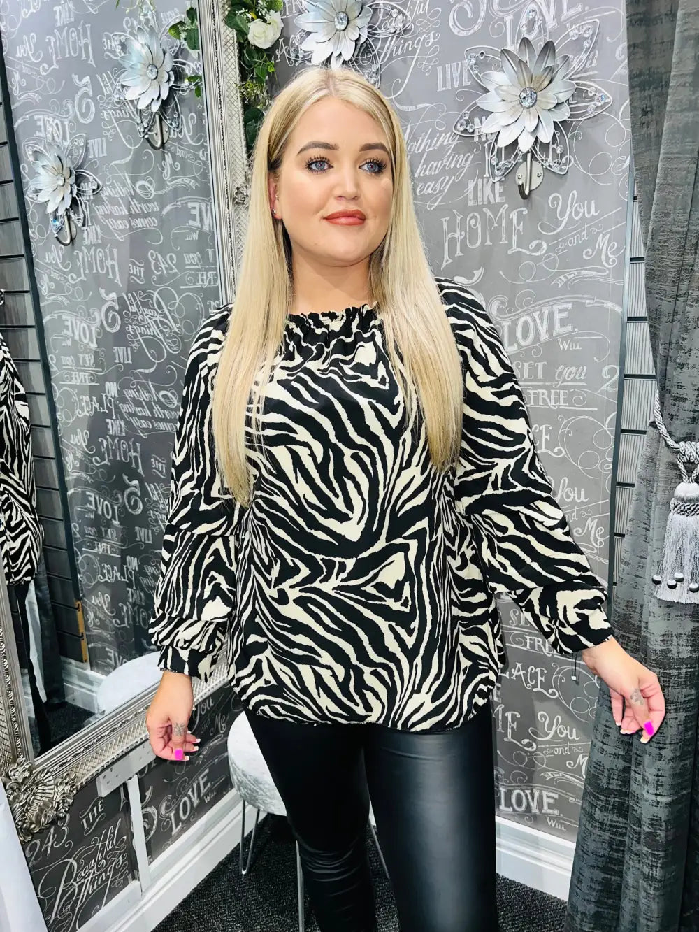 Lightweight Zebra Ruffle Blouse CRE/BLK