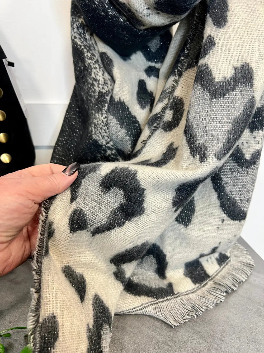 Shadow Heart Scarf BLACK - Scarf